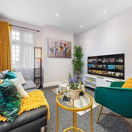 Elegant 2Br London Hideaway- King Bed, Sleeps 6 - Parking- Instant Book- 20 Percent Off Limited Time! Barnet kerület Kültér fotó
