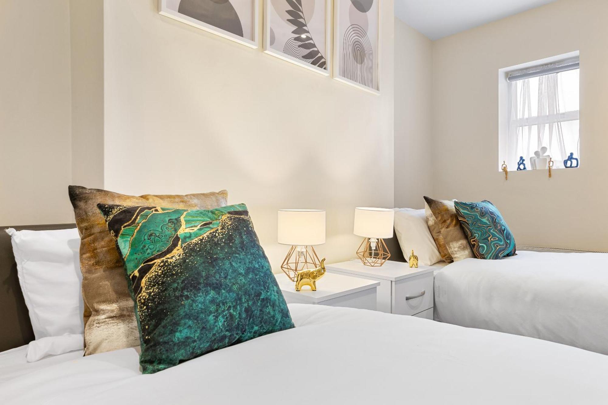 Elegant 2Br London Hideaway- King Bed, Sleeps 6 - Parking- Instant Book- 20 Percent Off Limited Time! Barnet kerület Kültér fotó