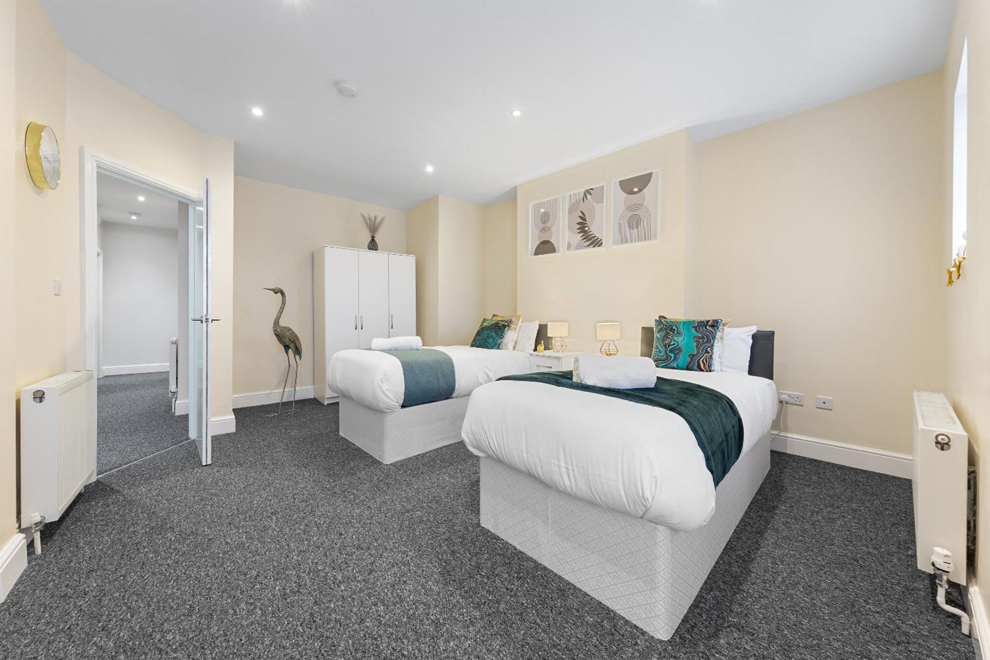 Elegant 2Br London Hideaway- King Bed, Sleeps 6 - Parking- Instant Book- 20 Percent Off Limited Time! Barnet kerület Kültér fotó