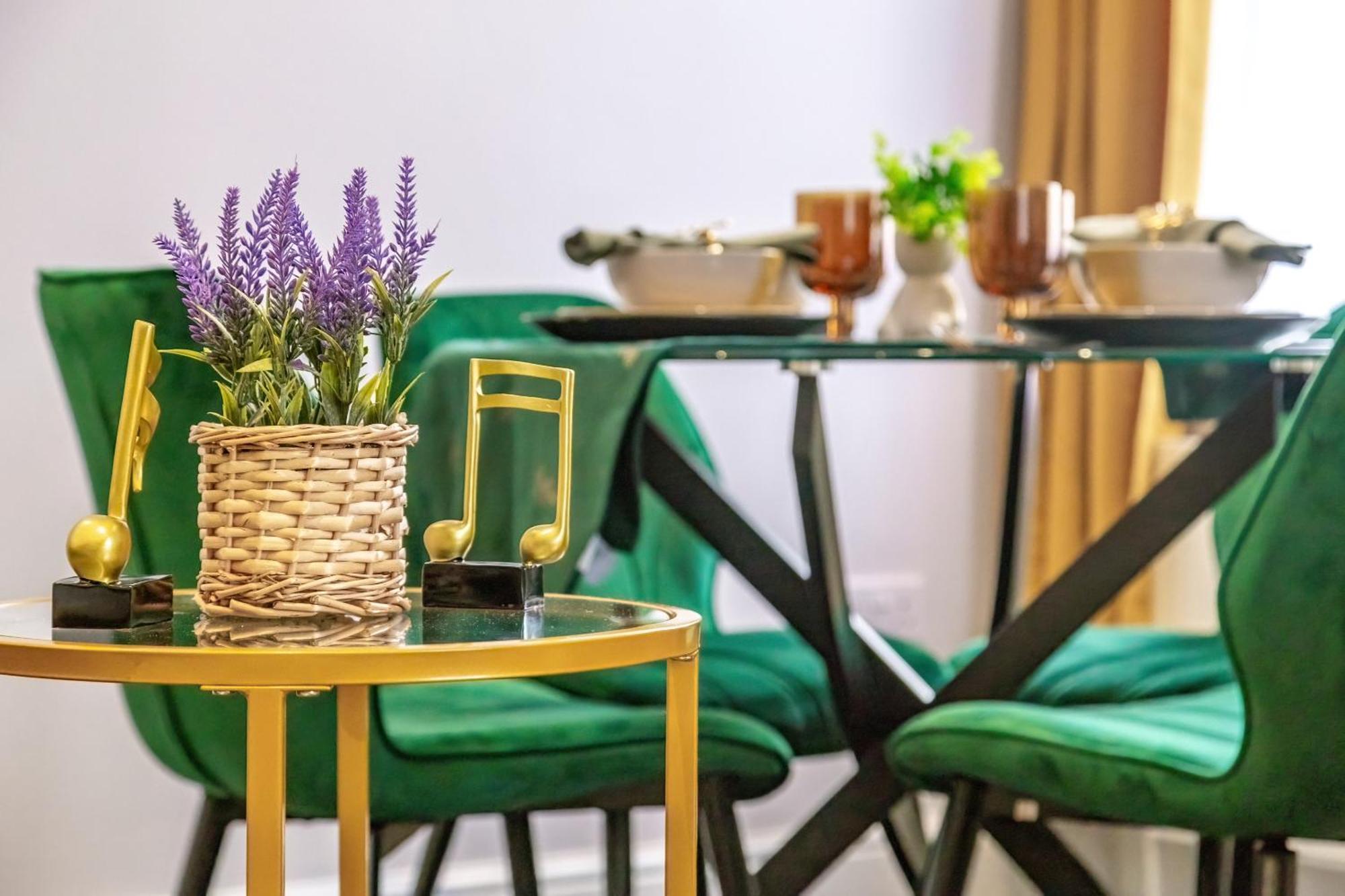 Elegant 2Br London Hideaway- King Bed, Sleeps 6 - Parking- Instant Book- 20 Percent Off Limited Time! Barnet kerület Kültér fotó