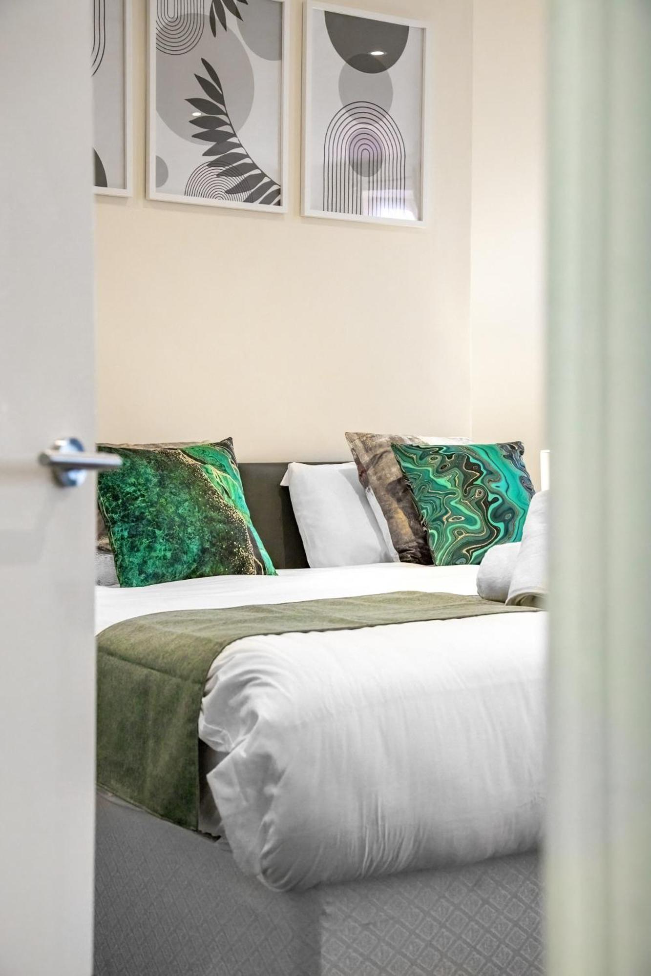 Elegant 2Br London Hideaway- King Bed, Sleeps 6 - Parking- Instant Book- 20 Percent Off Limited Time! Barnet kerület Kültér fotó