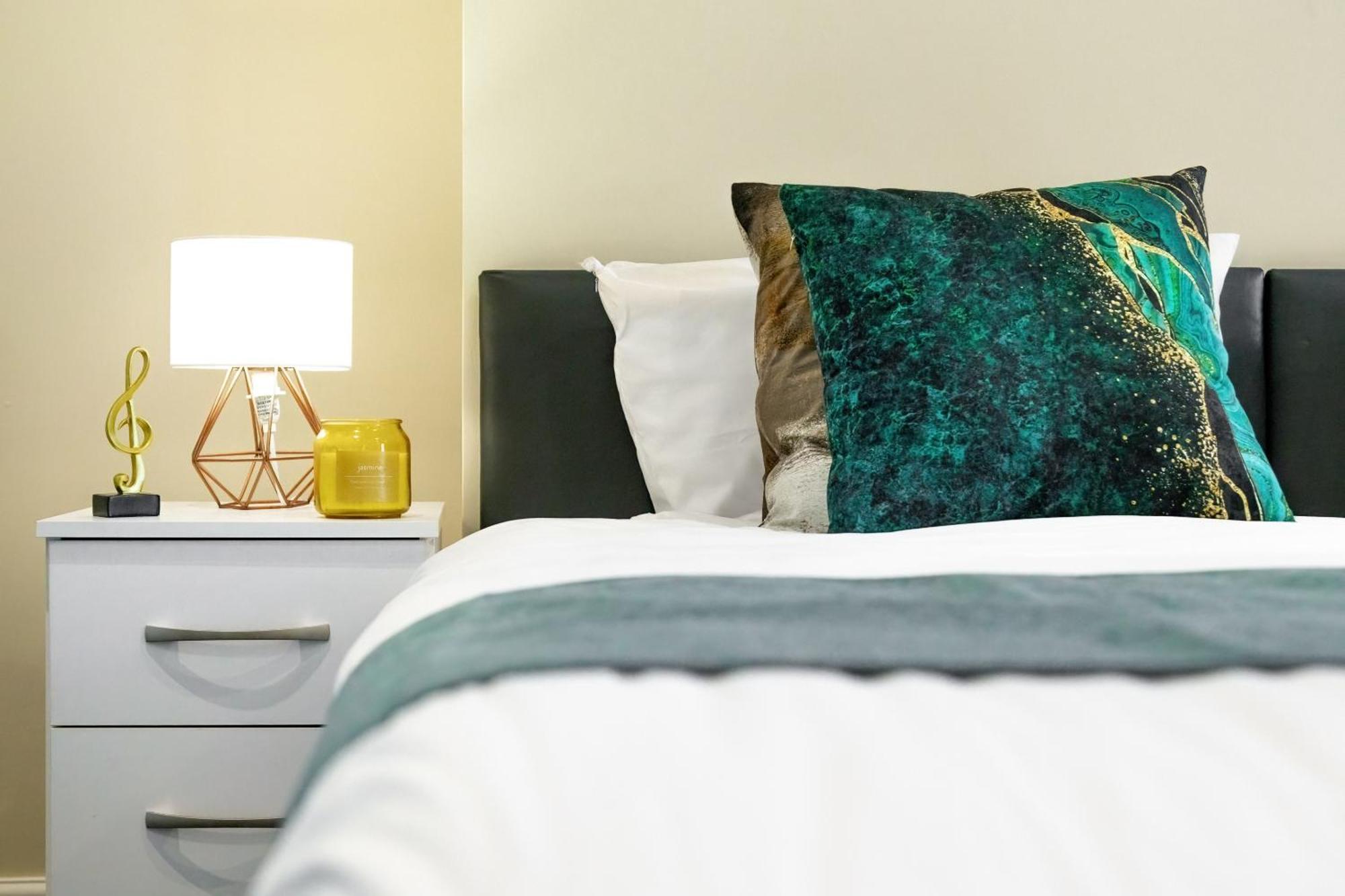 Elegant 2Br London Hideaway- King Bed, Sleeps 6 - Parking- Instant Book- 20 Percent Off Limited Time! Barnet kerület Kültér fotó