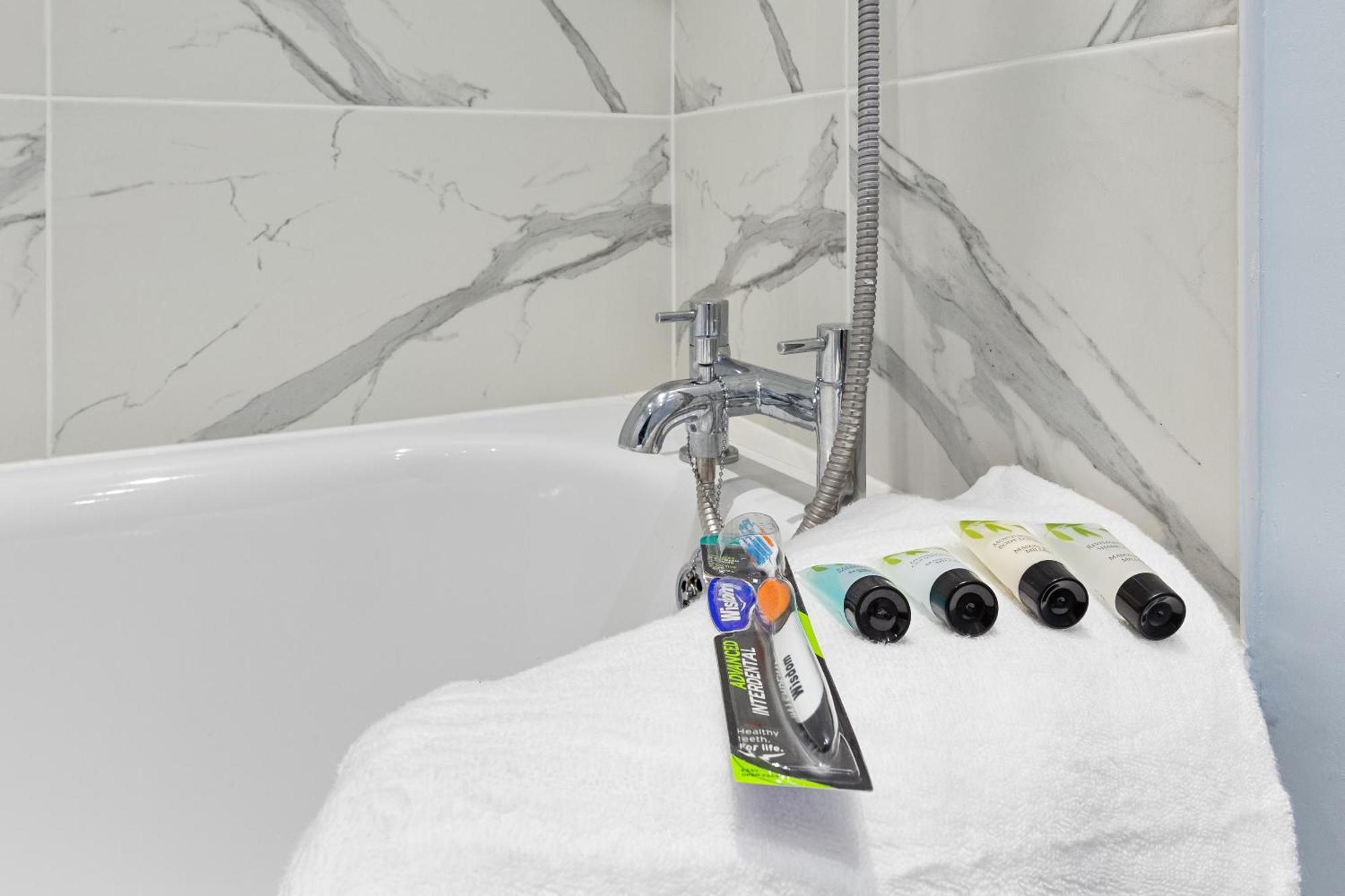 Elegant 2Br London Hideaway- King Bed, Sleeps 6 - Parking- Instant Book- 20 Percent Off Limited Time! Barnet kerület Kültér fotó