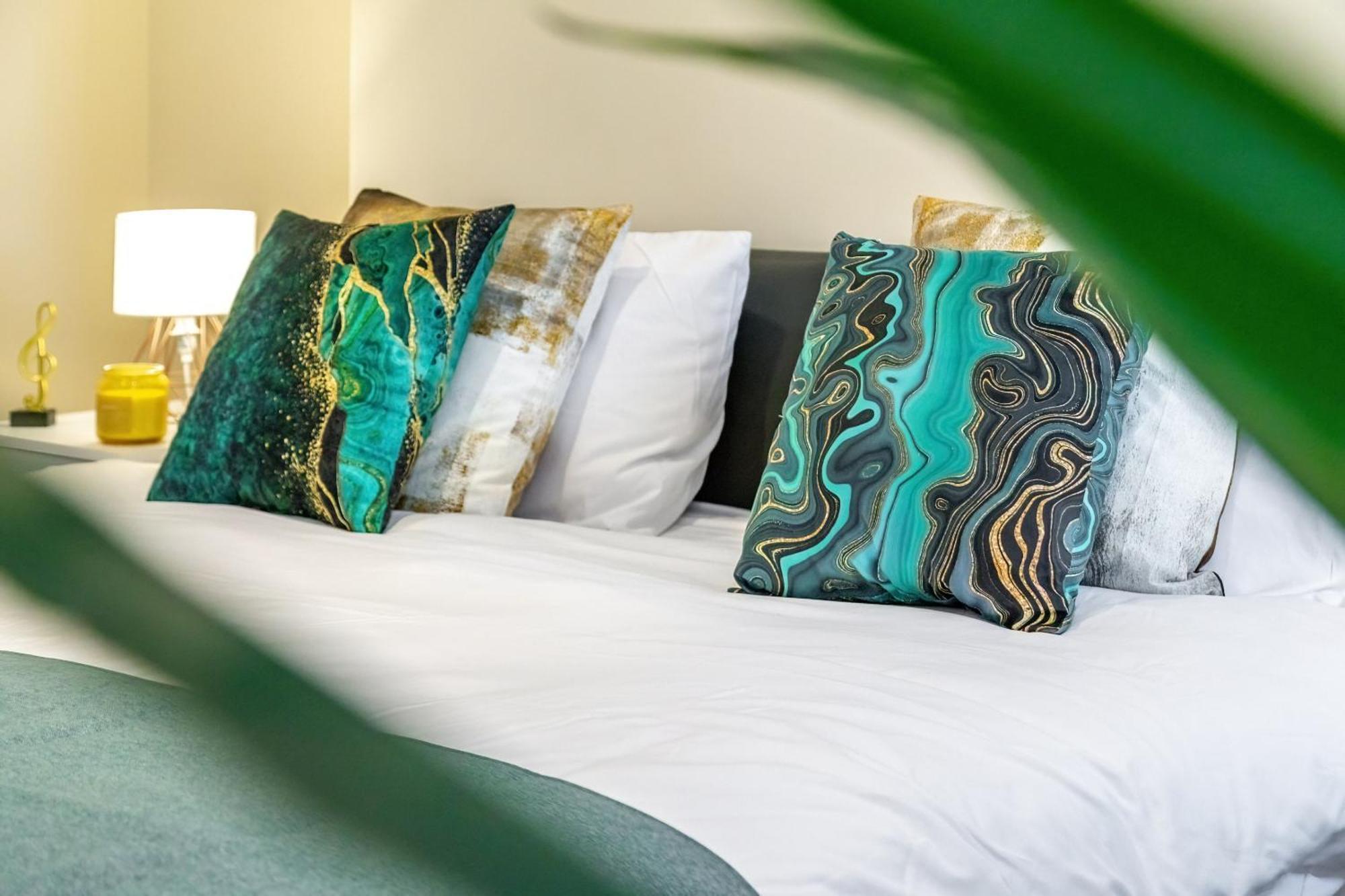 Elegant 2Br London Hideaway- King Bed, Sleeps 6 - Parking- Instant Book- 20 Percent Off Limited Time! Barnet kerület Kültér fotó
