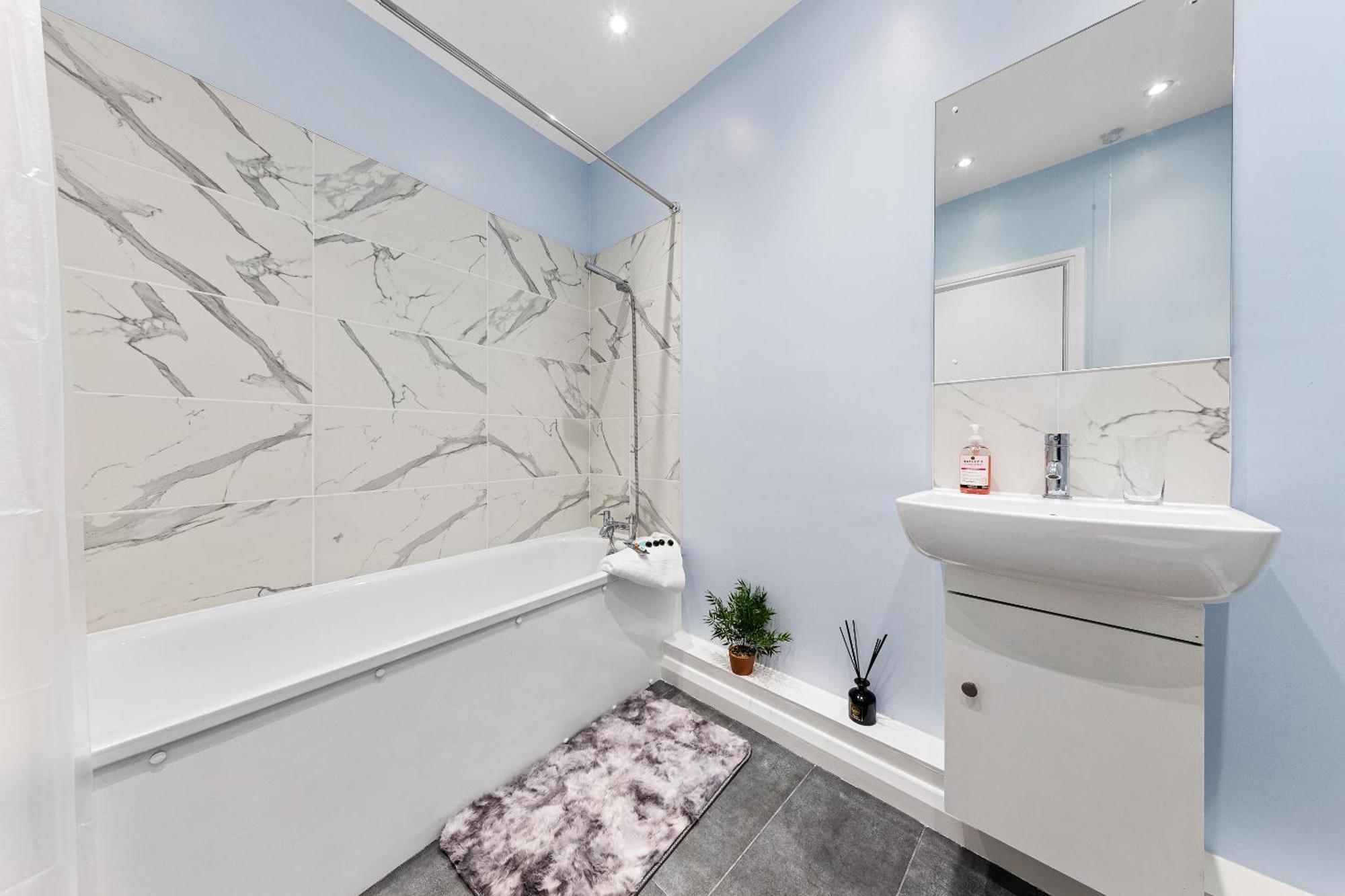 Elegant 2Br London Hideaway- King Bed, Sleeps 6 - Parking- Instant Book- 20 Percent Off Limited Time! Barnet kerület Kültér fotó