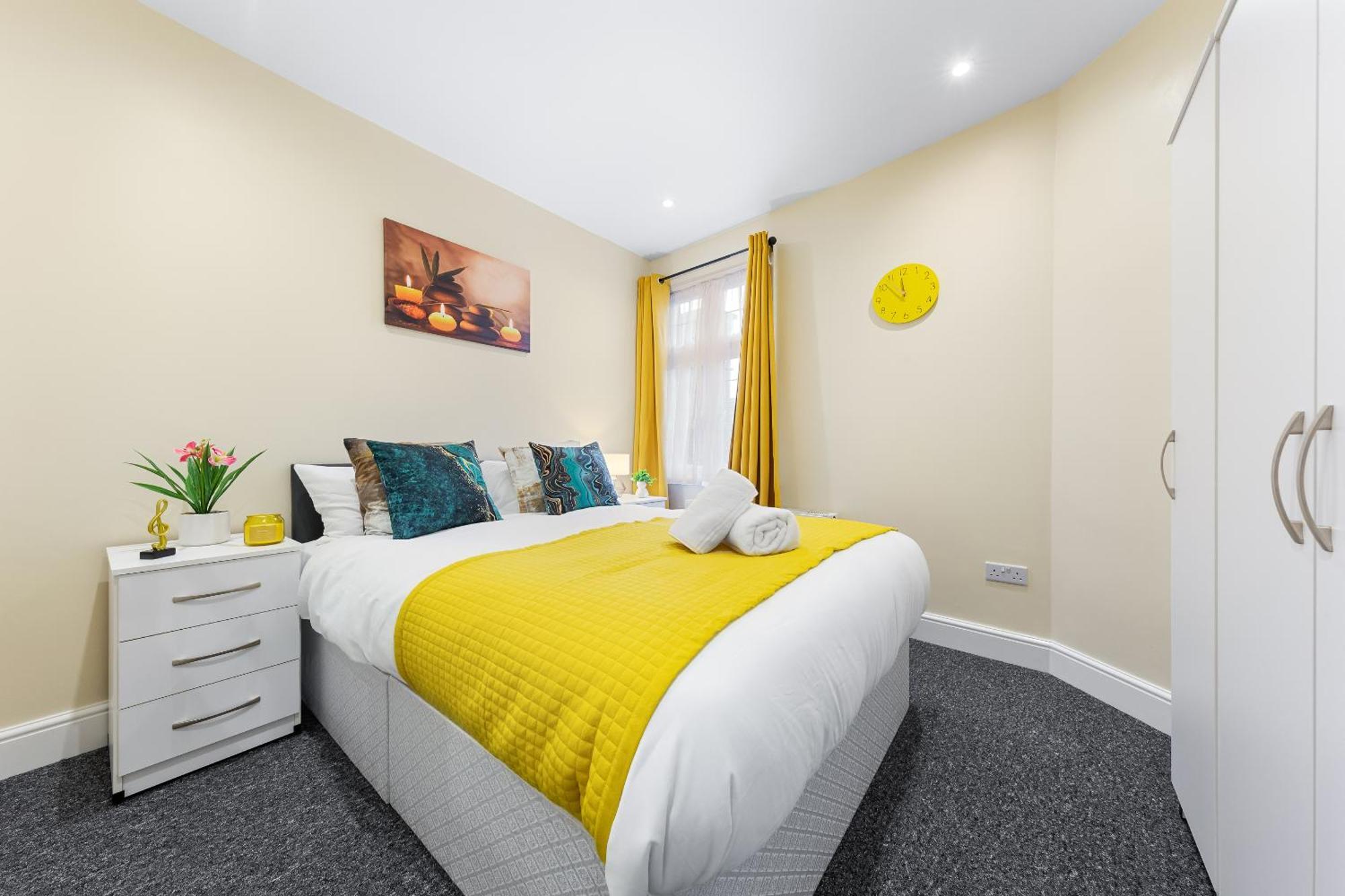 Elegant 2Br London Hideaway- King Bed, Sleeps 6 - Parking- Instant Book- 20 Percent Off Limited Time! Barnet kerület Kültér fotó