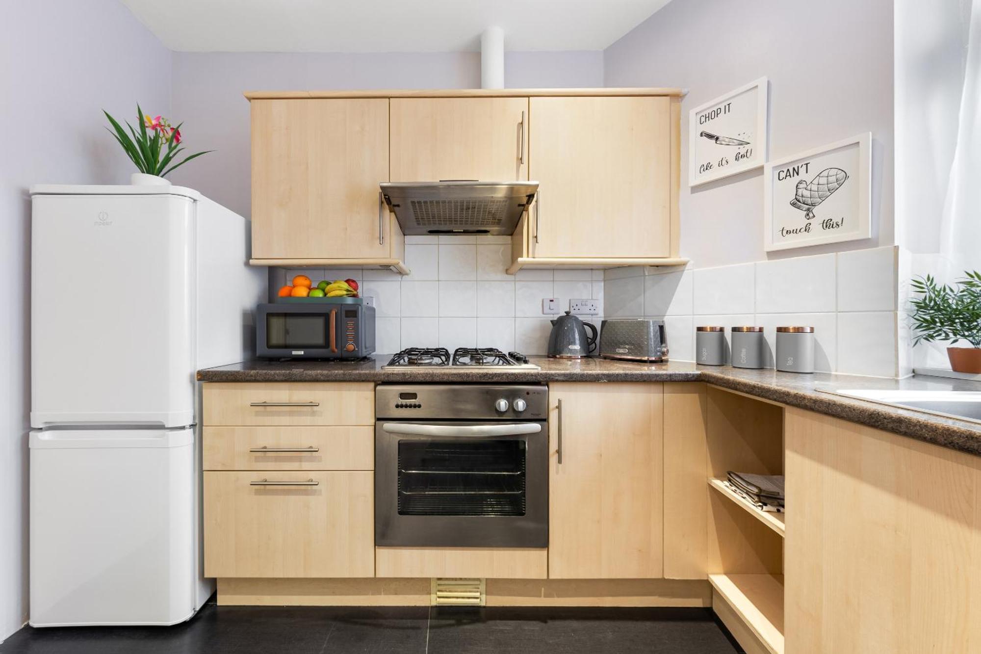 Elegant 2Br London Hideaway- King Bed, Sleeps 6 - Parking- Instant Book- 20 Percent Off Limited Time! Barnet kerület Kültér fotó
