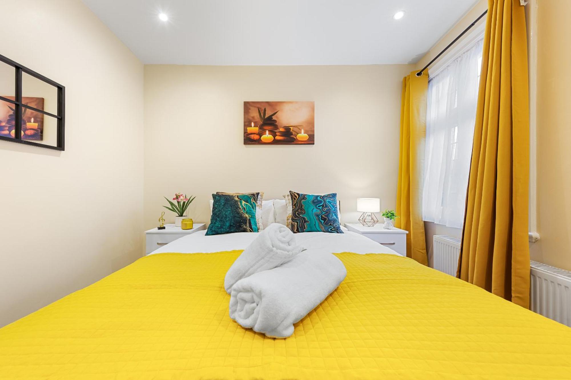 Elegant 2Br London Hideaway- King Bed, Sleeps 6 - Parking- Instant Book- 20 Percent Off Limited Time! Barnet kerület Kültér fotó