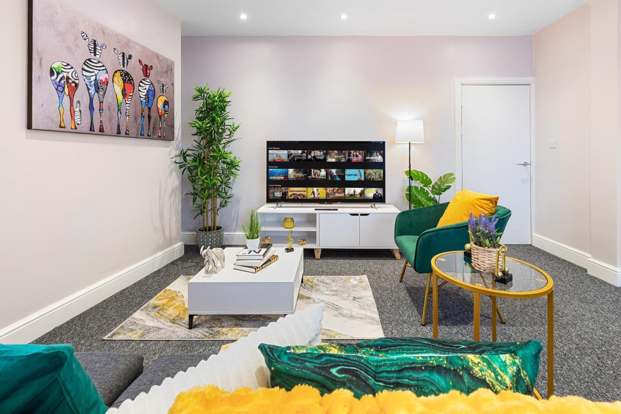 Elegant 2Br London Hideaway- King Bed, Sleeps 6 - Parking- Instant Book- 20 Percent Off Limited Time! Barnet kerület Kültér fotó