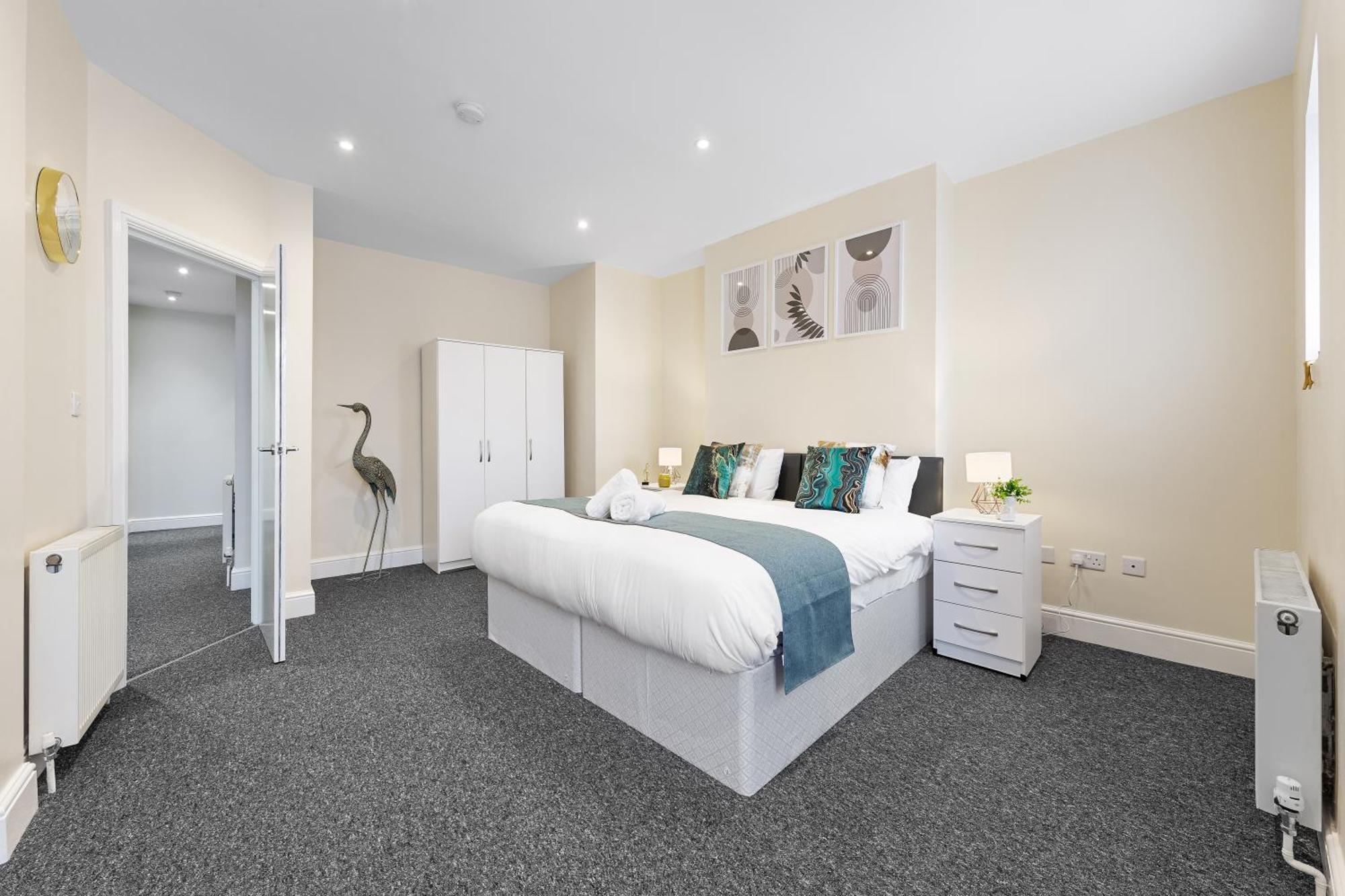 Elegant 2Br London Hideaway- King Bed, Sleeps 6 - Parking- Instant Book- 20 Percent Off Limited Time! Barnet kerület Kültér fotó